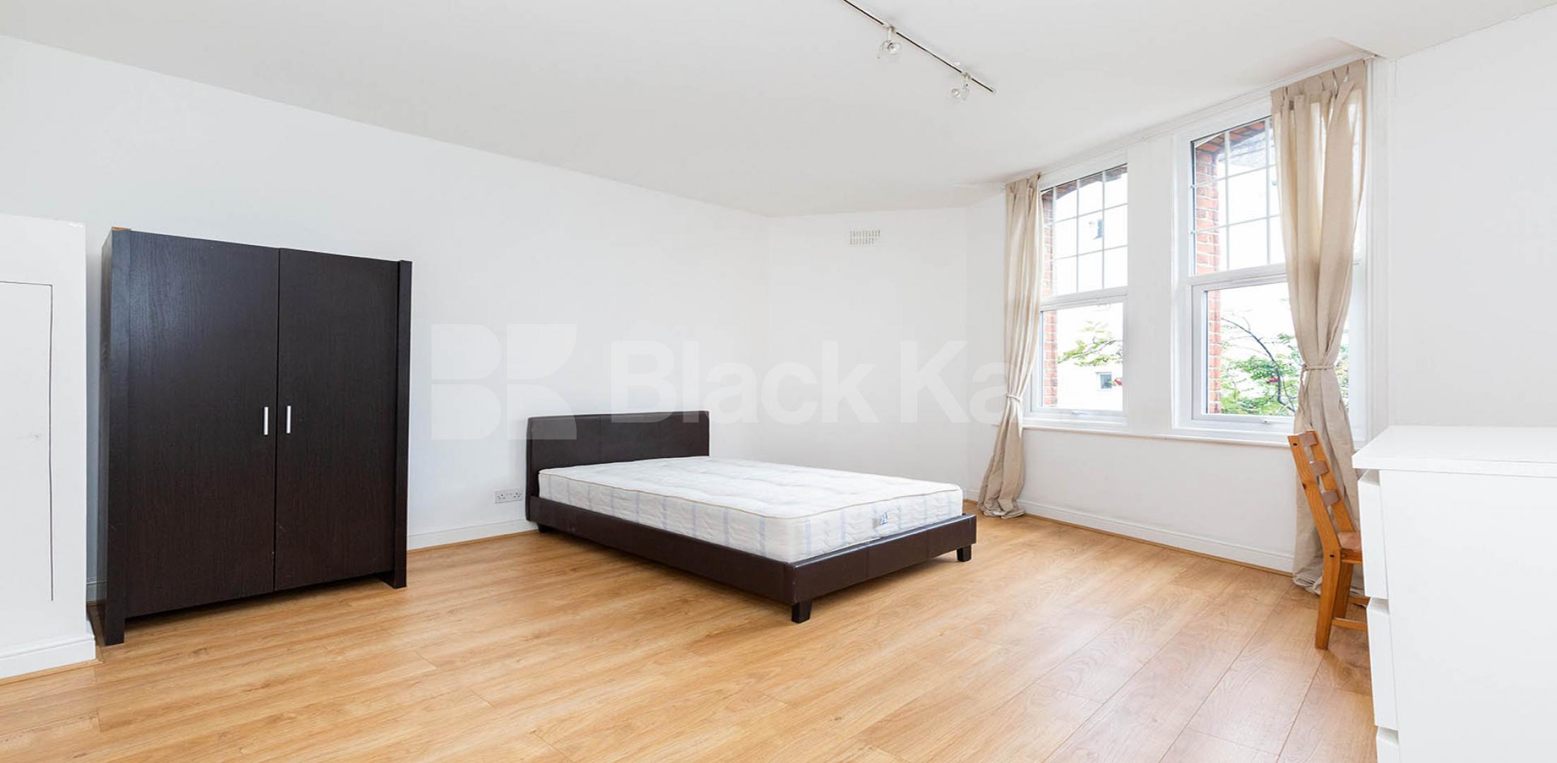 			LARGE 2/3 BED MINS TO TUBE AND SHOPS! , 2 Bedroom, 1 bath, 1 reception Flat			 Criterion Mews, ARCHWAY